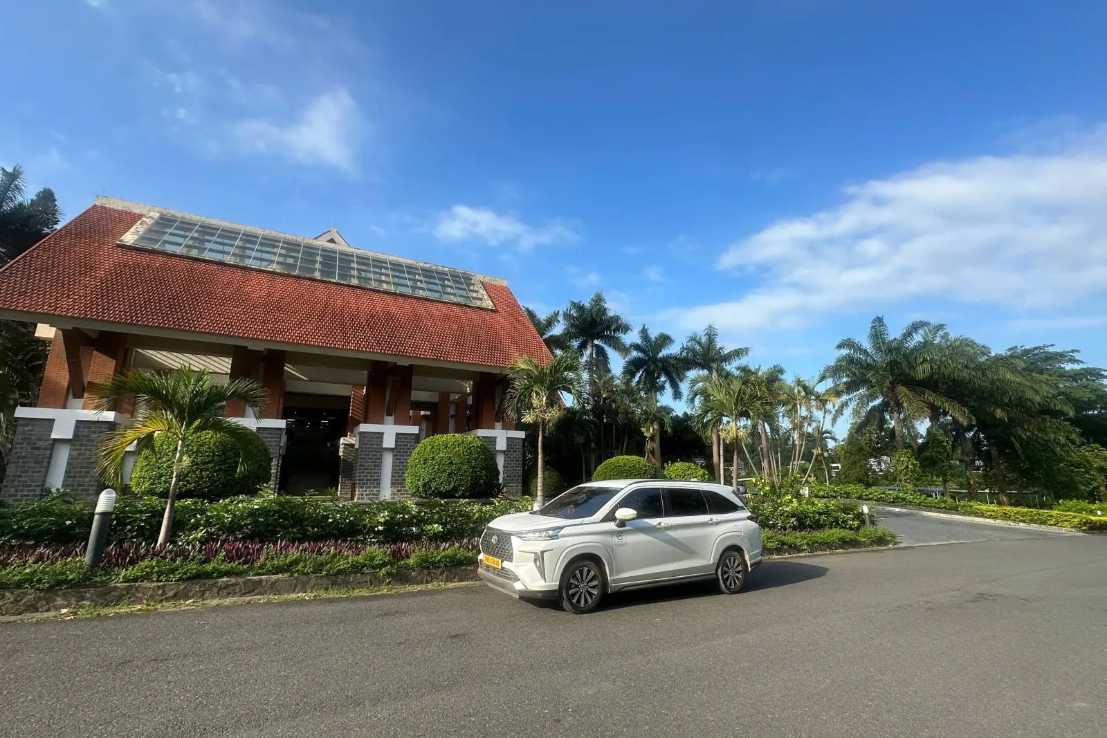 Xe 7 chỗ Vloz Cross Hưng Yên đưa khách đi du lịch